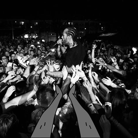 Abel and Method Man crowd surfing